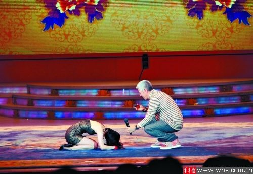 黄圣依跪拜赵本山令人惊愕