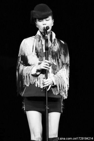 王菲舞台上的很多造型都由Zing（上图）打造 