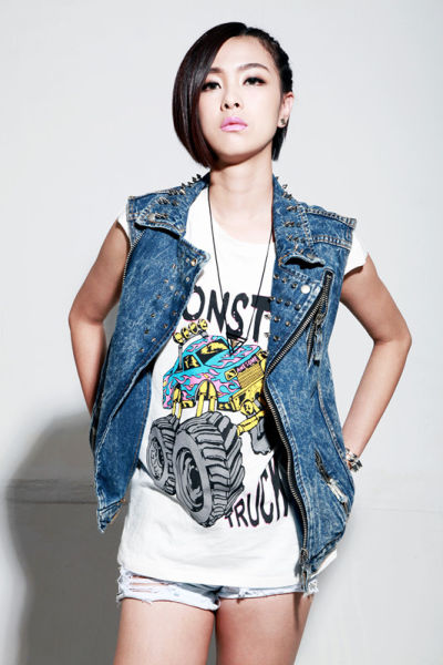 游艺湉新歌唱响盐城 与偶像同台激动