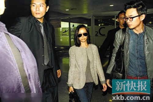 董洁昨天在上海出席活动。面对媒体关于感情的提问，董洁只是说了一句不好意思，然后现场哭泣。