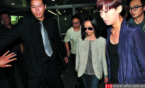 董洁前日现身机场，面容十分憔悴。