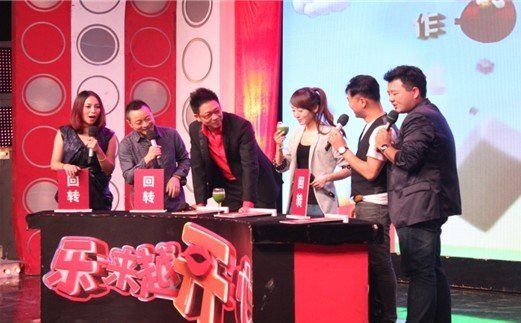 主持人刘倩喝下惩罚品苦瓜汁