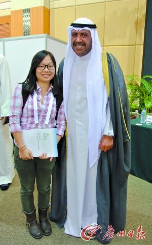 本报记者突破一众保镖，得以采访谢赫·艾哈迈德亲王并证实其将参加晶刚婚礼。特派记者 杨敏 摄