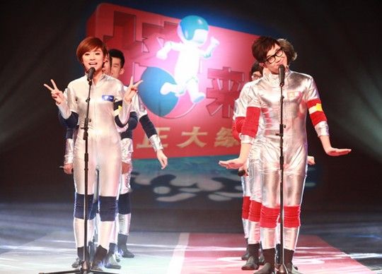 伊一现身央视《墙来啦》 连录四期引猜疑