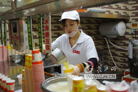 豆浆西施吸引无数人慕名而来