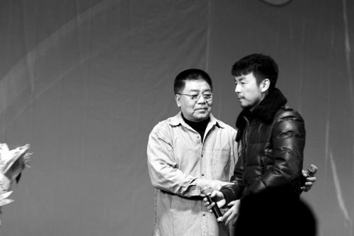 　昨日，一老一少出自沈阳的两位著名演员，在阔别十年后喜悦重逢。