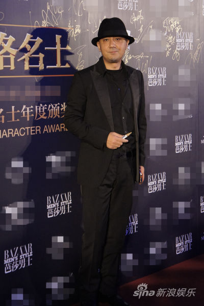 姚橹出席芭莎时尚盛典 沉稳姿态为名士颁奖