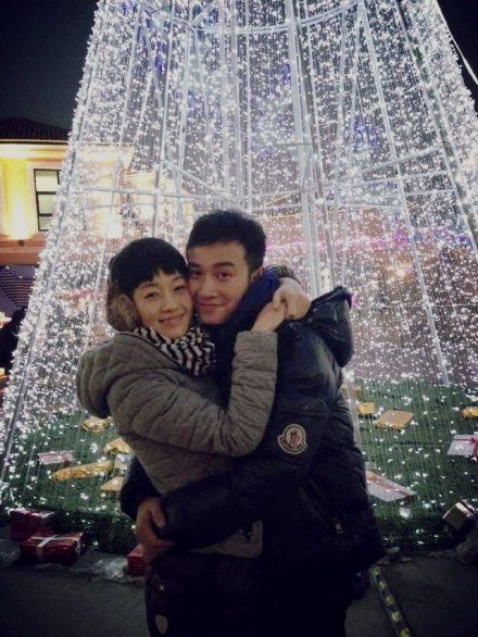 文章夫妇相拥迎新年