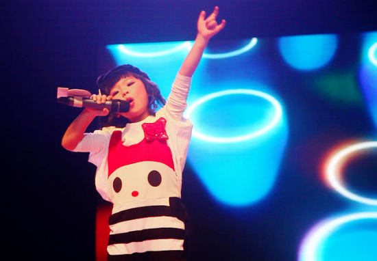 吴克群歌友会上亲吻5岁童星张晶晶(图)