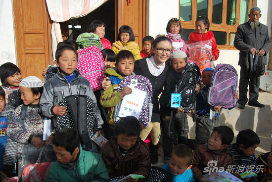 彭丹和甘肃瓦子岭小学的孩子们合影