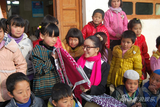 彭丹为甘肃瓦子岭小学的孩子们带来了宅新的书包、文具等学习用品