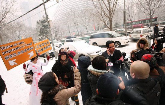 李阳本人未出现，其律师时子越代其出庭