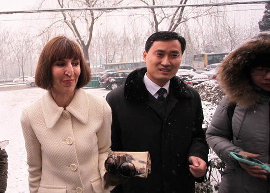 李阳的妻子KIM与律师现身奥运村法庭