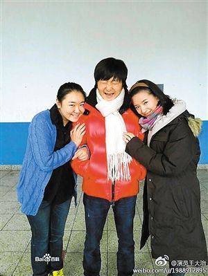 董洁（右）和王大治（中）合照。