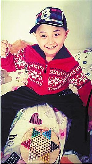 邓鸣贺笑对镜头。