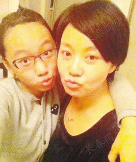 闫妮与女儿一起嘟嘴