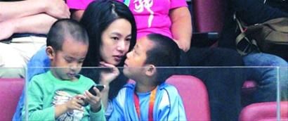 周韵带着两个儿子看网球赛，照片摄于2012年10月