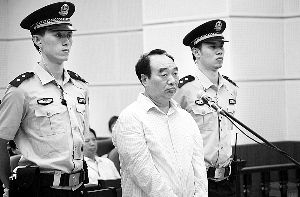 6月19日，雷政富在庭审现场接受讯问。新华社 图