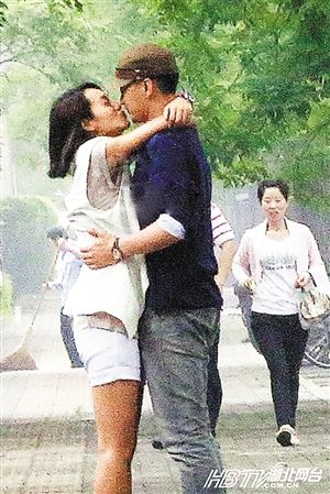 朱丹周一围当街激吻
