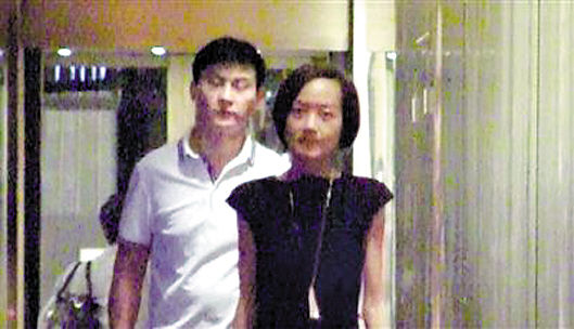 ▲陈鲁豫被拍到与该白衣男子共赴酒店