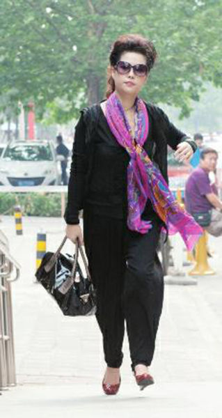 7月22日上午,梦鸽小跑进法院 cfp供图