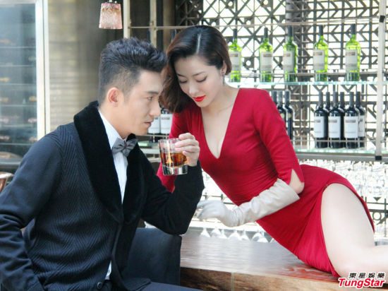 熊黛林秀胸露腿与陈昊拍片