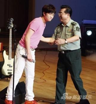 李双江与儿子李天一(资料图)