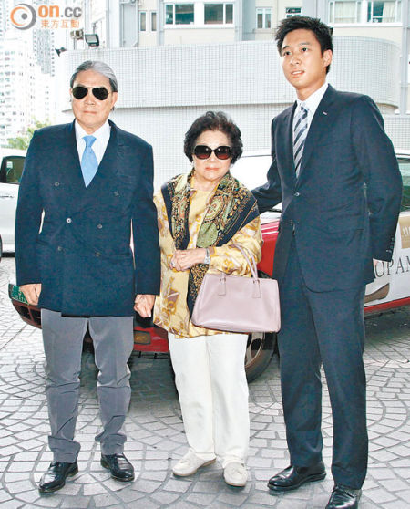 霍震霆与母亲及二子霍启山一齐到达医院。