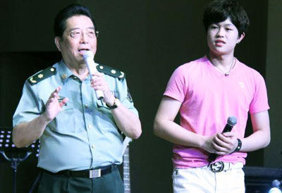 李双江与儿子李天一(资料图)