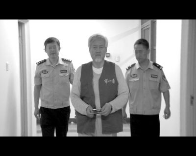 薛蛮子双手戴着手铐。警方供图