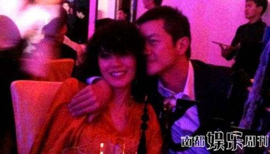 离婚之后李亚鹏继续以“内啥，孩儿她娘，永远爱你！”与王菲互动，其缠绵的劲头为日后明星离婚做了一个很高级的榜样。