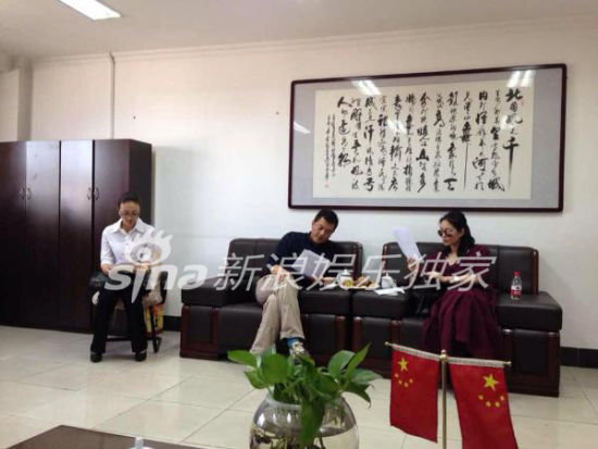 王菲李亚鹏13日下午在乌鲁木齐审看离婚协议