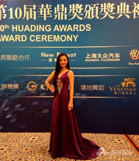 孙茜长裙亮相华鼎奖颁奖礼