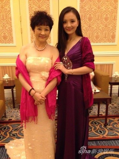 孙茜与梁丹妮在华鼎奖颁奖后台合影