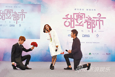 Henry(左)、芦芳生单膝跪地向张歆艺表白。