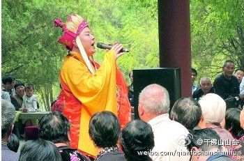 徐少华昨天出现在开幕式，现场发佛珠