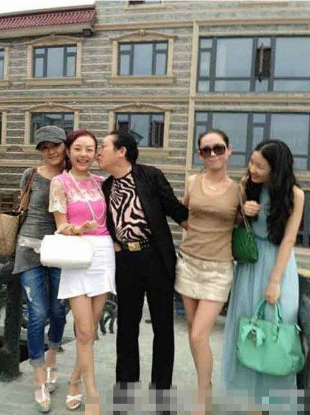 王林与干女儿轮吻照