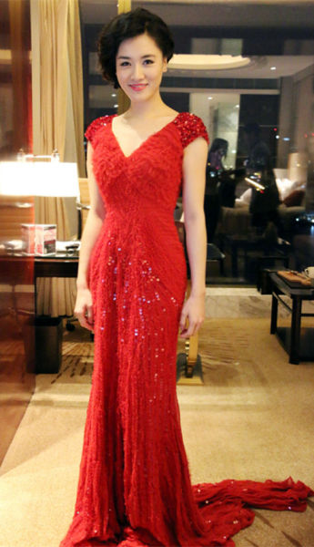 邢宇菲上海时装周红裙闪耀