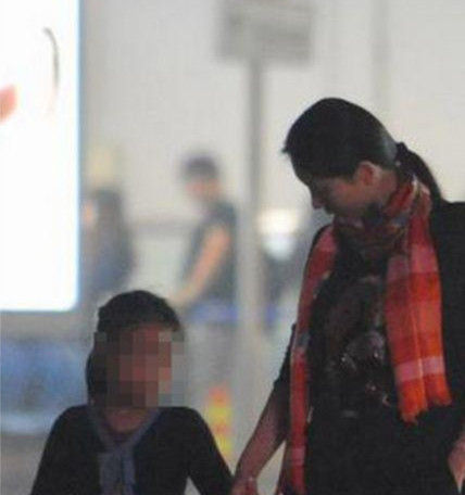 张艺谋现任妻子陈婷和疑似小女儿曝光