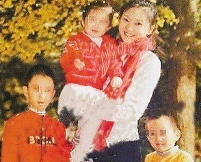 传张艺谋现任妻子与所生儿女照片
