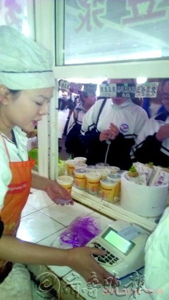 刘丹的豆浆小吃店生意很红火