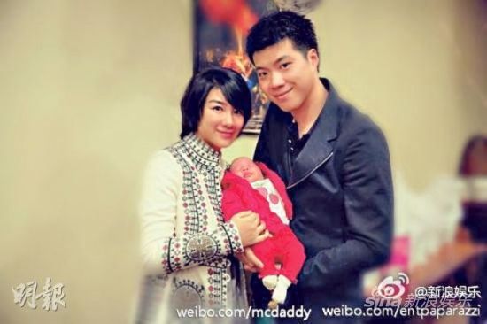 黄奕与丈夫黄毅清经常上载与女儿的全家福展现幸福，这次突然发生“微博直播婚变”事件，其中的原因相信只有当事人才知道。