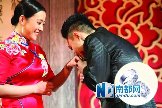 郝蕾和刘烨交换婚戒，两只婚戒是相互呼应的