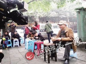 卢奇街边摊吃面