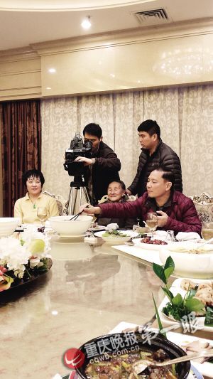 卢奇给母亲夹菜