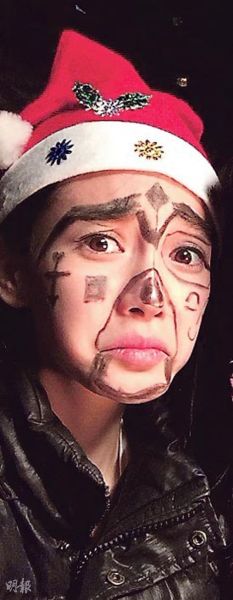 Angelababy昨天（12月25日）在微博除了力挺黄晓明大哥外，还上载一张戴着圣诞帽的大花脸照片，十分搞笑。