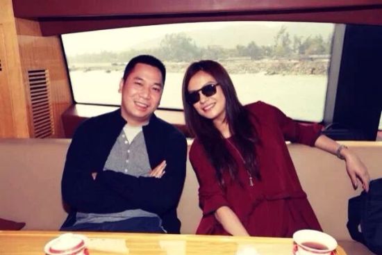 赵薇老公发两人恩爱合影