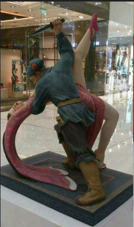 沈阳某商场里"武松杀嫂"雕塑闪瞎路人眼