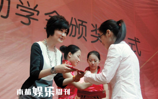 吴小莉为鼓励学子们追求卓越，设立了吴小莉励志奖助学金以及卓越奖学金，图为她在西华大学为学子颁发助学金。