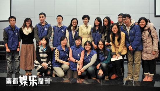 吴小莉借由出书而重返校园，和青年朋友进行直接的对话和沟通，图为小莉老师在清华大学进行读者交流活动。